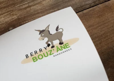 Logo Berry Bouz'âne sur support papier. Création identité visuelle par Nexphasis.