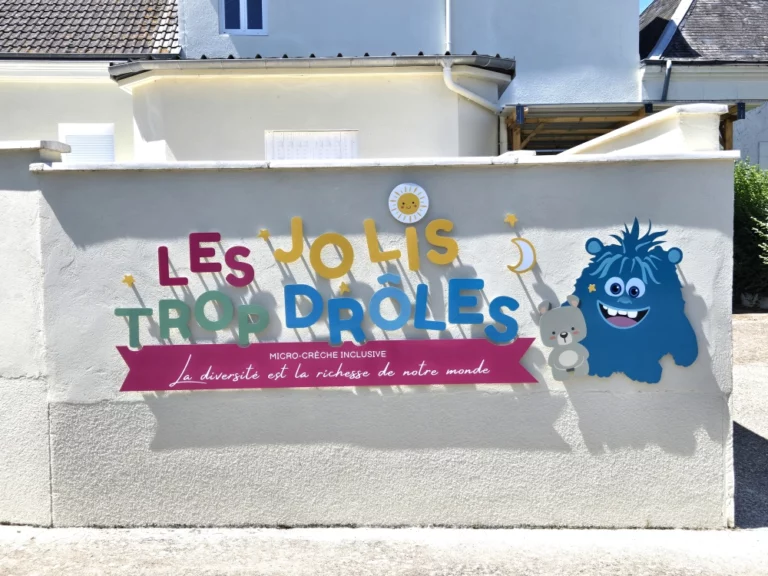 Enseigne en relief Les jolis trop drôles réalisée par Nexphasis informatique agence web Indre.
